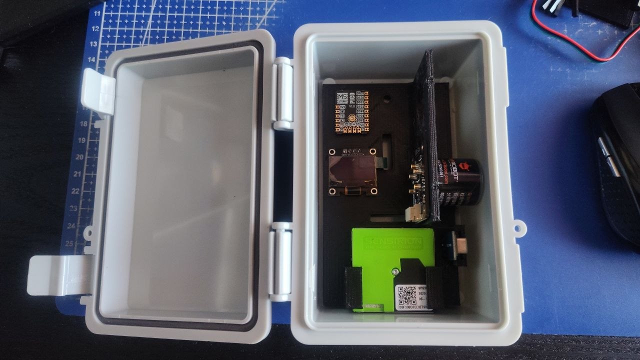 Caja estanca CanAIRIO con M5Stamp, cámara y sensor