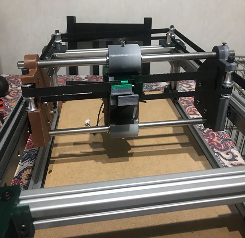 Mini fresadora CNC con estructura de perfiles de aluminio y varillas