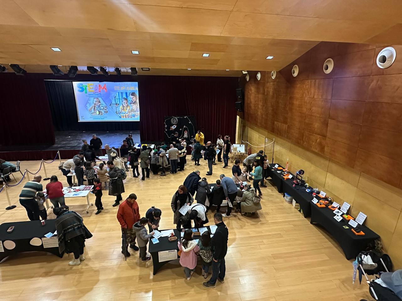 Feria STEAM con familias y mesas de actividades