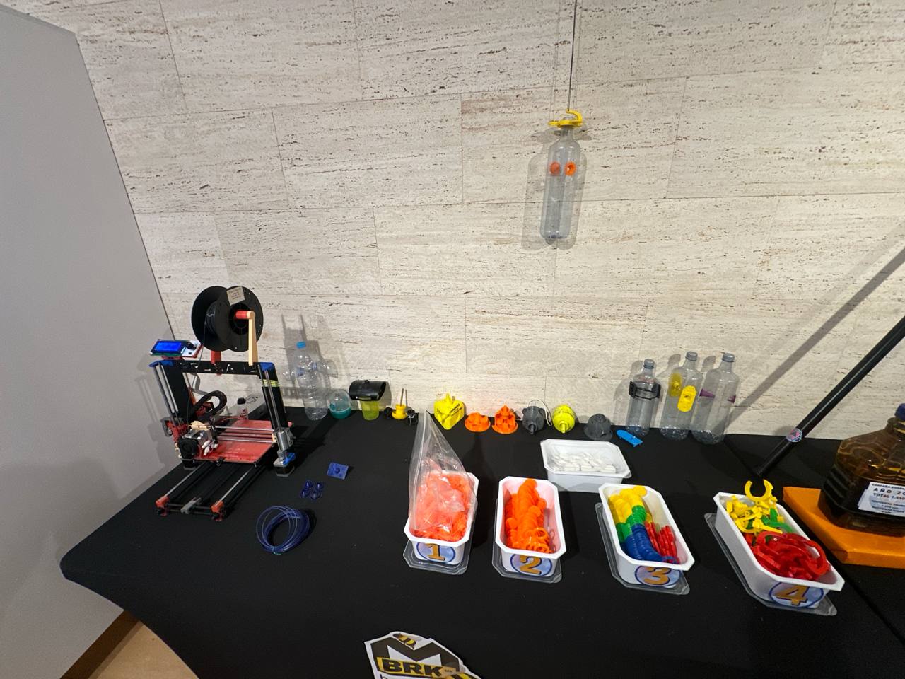 Mesa de trabajo con impresora 3D y piezas impresas para las trampas Velutinas BRKMK